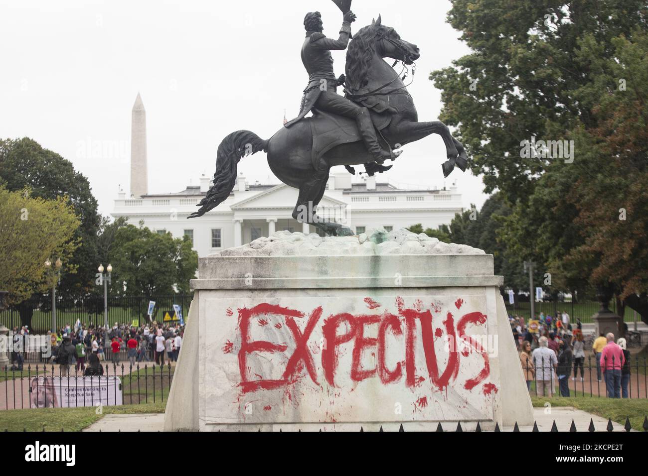 Les activistes ont peint « Trouvez-nous » - la moitié du slogan « respectez-nous, ou attendez-nous » - sur la statue d'Andrew Jackson dans le parc Lafayette Square, à l'extérieur de la Maison Blanche, le lundi, à 11 octobre, le jour du peuple indigène. Jackson, le septième président des États-Unis, est connu pour ses politiques violentes contre les communautés autochtones, principalement le Indian Removal Act de 1830, qui a entraîné la mort de l'expulsion de milliers de tribus autochtones de l'est du Mississippi. (Photo de Zach Brien/NurPhoto) Banque D'Images
