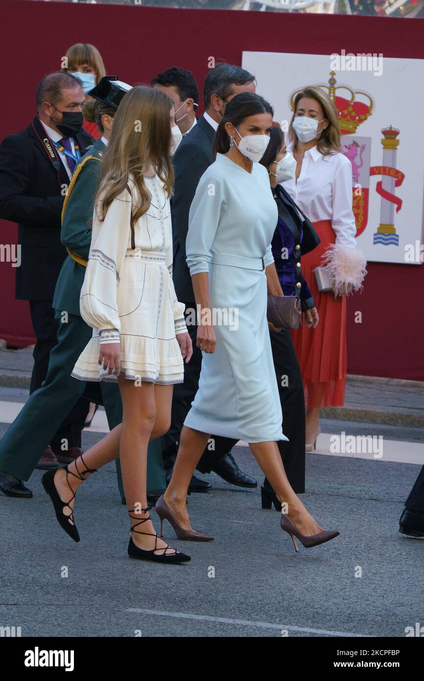 L'Infanta Sofia et la Reine Letizia, lors de l'acte solennel d'hommage au drapeau national et au défilé militaire le jour Hispanidad, le 12 octobre 2021 à Madrid, Espagne. (Photo par Oscar Gonzalez/NurPhoto) Banque D'Images