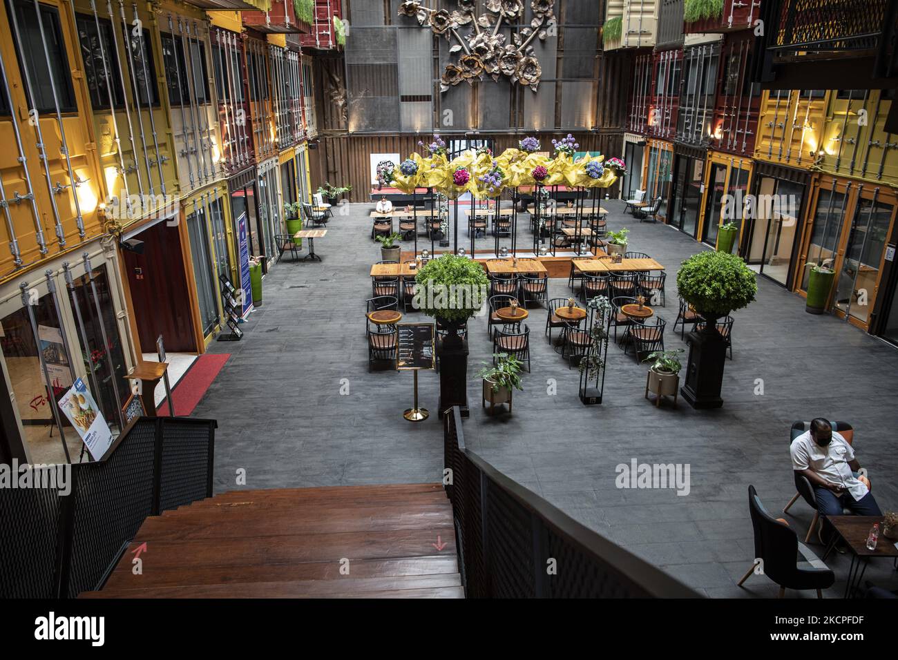 L'hôtel Qubica est situé à Gading Serpong, dans le sud de Tangerang, à Banten, en Indonésie, et commence à connaître une augmentation du nombre de visiteurs après la diminution de la pandémie COVID-19. L'hôtel, qui est composé d'un total de 174 conteneurs usagés, a connu une augmentation du nombre de visiteurs de 50% depuis août 2021, lorsque les cas de la pandémie COVID-19 en Indonésie ont diminué avec des prix des chambres variant de 20 USD à 90 USD. (Photo par Donal Husni/NurPhoto) Banque D'Images