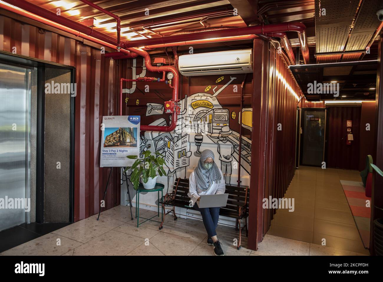 L'hôtel Qubica est situé à Gading Serpong, dans le sud de Tangerang, à Banten, en Indonésie, et commence à connaître une augmentation du nombre de visiteurs après la diminution de la pandémie COVID-19. L'hôtel, qui est composé d'un total de 174 conteneurs usagés, a connu une augmentation du nombre de visiteurs de 50% depuis août 2021, lorsque les cas de la pandémie COVID-19 en Indonésie ont diminué avec des prix des chambres variant de 20 USD à 90 USD. (Photo par Donal Husni/NurPhoto) Banque D'Images