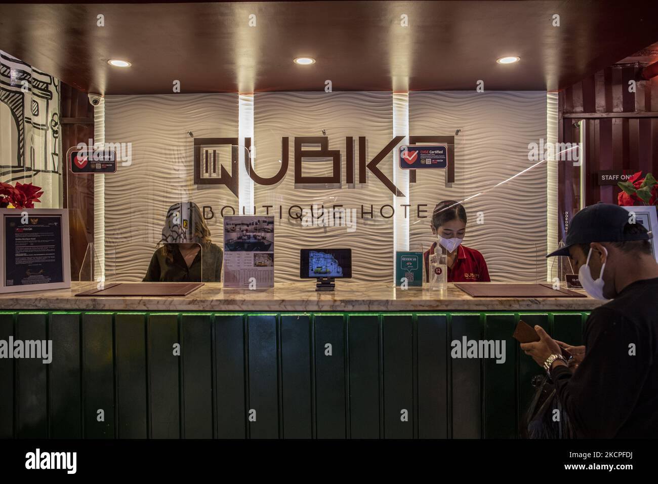 L'hôtel Qubica est situé à Gading Serpong, dans le sud de Tangerang, à Banten, en Indonésie, et commence à connaître une augmentation du nombre de visiteurs après la diminution de la pandémie COVID-19. L'hôtel, qui est composé d'un total de 174 conteneurs usagés, a connu une augmentation du nombre de visiteurs de 50% depuis août 2021, lorsque les cas de la pandémie COVID-19 en Indonésie ont diminué avec des prix des chambres variant de 20 USD à 90 USD. (Photo par Donal Husni/NurPhoto) Banque D'Images