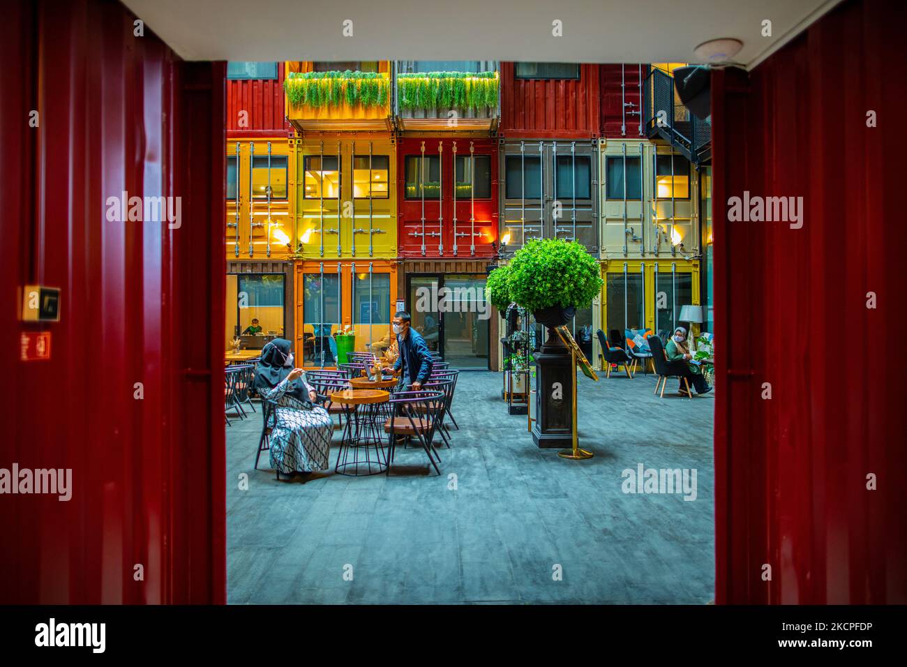 L'hôtel Qubica est situé à Gading Serpong, dans le sud de Tangerang, à Banten, en Indonésie, et commence à connaître une augmentation du nombre de visiteurs après la diminution de la pandémie COVID-19. L'hôtel, qui est composé d'un total de 174 conteneurs usagés, a connu une augmentation du nombre de visiteurs de 50% depuis août 2021, lorsque les cas de la pandémie COVID-19 en Indonésie ont diminué avec des prix des chambres variant de 20 USD à 90 USD. (Photo par Donal Husni/NurPhoto) Banque D'Images