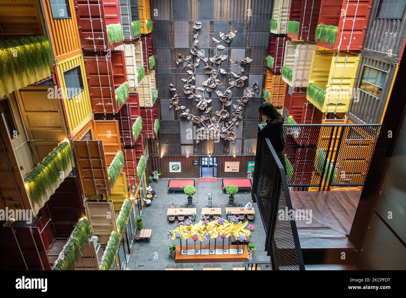 L'hôtel Qubica est situé à Gading Serpong, dans le sud de Tangerang, à Banten, en Indonésie, et commence à connaître une augmentation du nombre de visiteurs après la diminution de la pandémie COVID-19. L'hôtel, qui est composé d'un total de 174 conteneurs usagés, a connu une augmentation du nombre de visiteurs de 50% depuis août 2021, lorsque les cas de la pandémie COVID-19 en Indonésie ont diminué avec des prix des chambres variant de 20 USD à 90 USD. (Photo par Donal Husni/NurPhoto) Banque D'Images