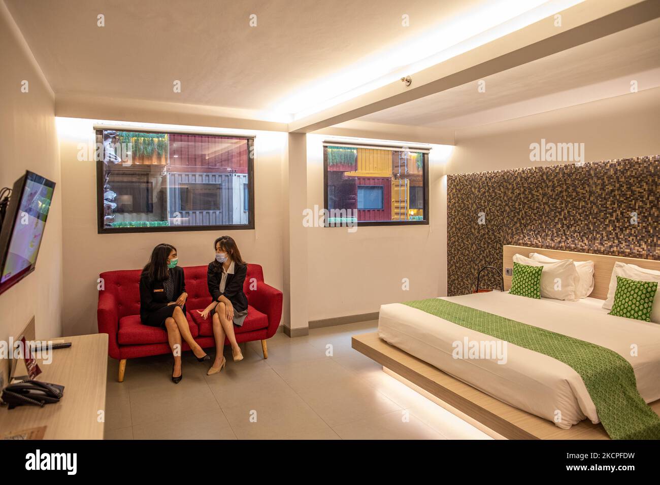 L'hôtel Qubica est situé à Gading Serpong, dans le sud de Tangerang, à Banten, en Indonésie, et commence à connaître une augmentation du nombre de visiteurs après la diminution de la pandémie COVID-19. L'hôtel, qui est composé d'un total de 174 conteneurs usagés, a connu une augmentation du nombre de visiteurs de 50% depuis août 2021, lorsque les cas de la pandémie COVID-19 en Indonésie ont diminué avec des prix des chambres variant de 20 USD à 90 USD. (Photo par Donal Husni/NurPhoto) Banque D'Images