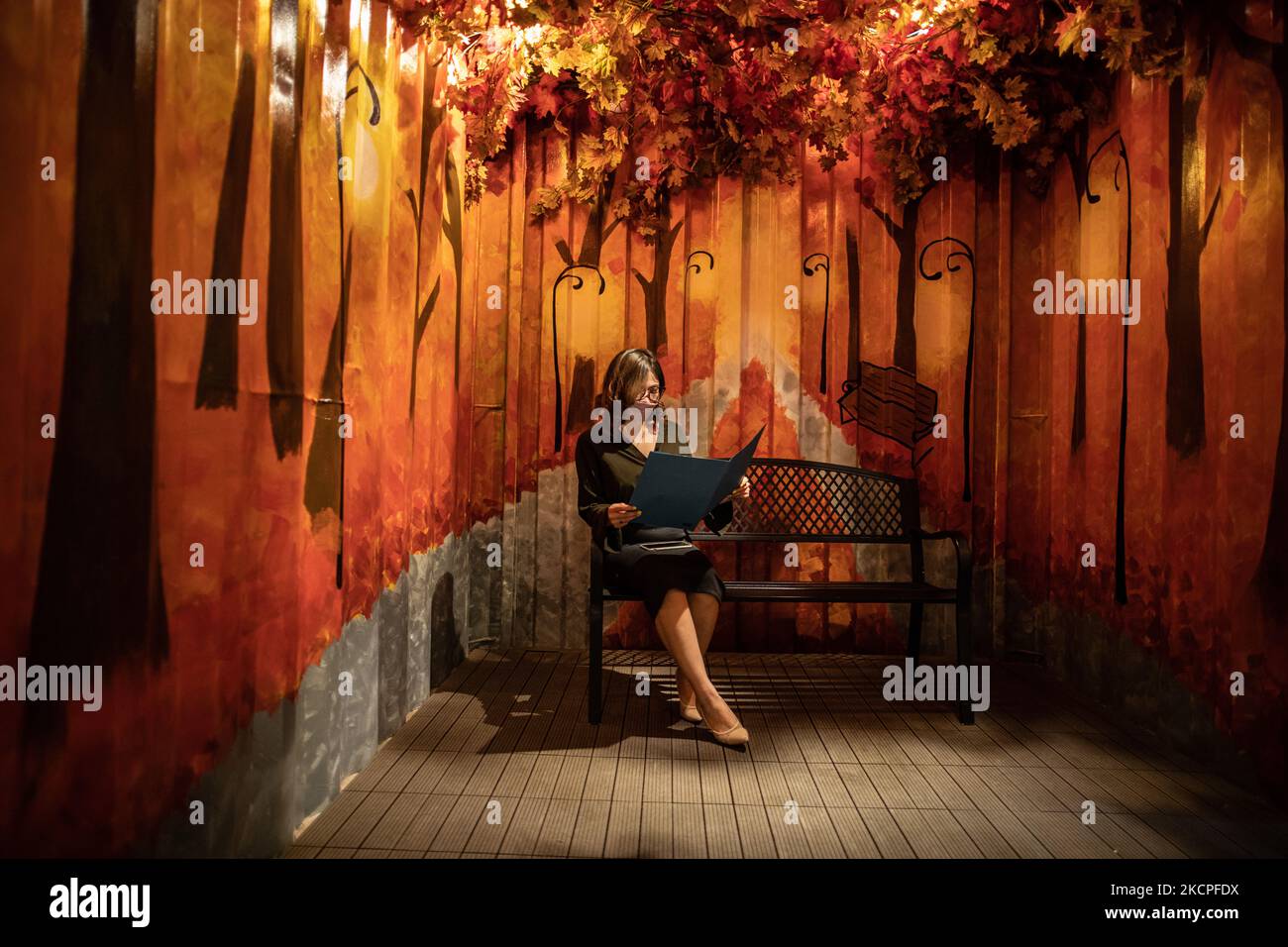 L'hôtel Qubica est situé à Gading Serpong, dans le sud de Tangerang, à Banten, en Indonésie, et commence à connaître une augmentation du nombre de visiteurs après la diminution de la pandémie COVID-19. L'hôtel, qui est composé d'un total de 174 conteneurs usagés, a connu une augmentation du nombre de visiteurs de 50% depuis août 2021, lorsque les cas de la pandémie COVID-19 en Indonésie ont diminué avec des prix des chambres variant de 20 USD à 90 USD. (Photo par Donal Husni/NurPhoto) Banque D'Images