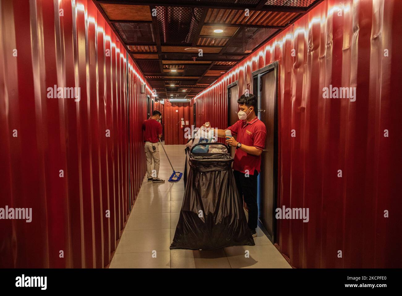 L'hôtel Qubica est situé à Gading Serpong, dans le sud de Tangerang, à Banten, en Indonésie, et commence à connaître une augmentation du nombre de visiteurs après la diminution de la pandémie COVID-19. L'hôtel, qui est composé d'un total de 174 conteneurs usagés, a connu une augmentation du nombre de visiteurs de 50% depuis août 2021, lorsque les cas de la pandémie COVID-19 en Indonésie ont diminué avec des prix des chambres variant de 20 USD à 90 USD. (Photo par Donal Husni/NurPhoto) Banque D'Images