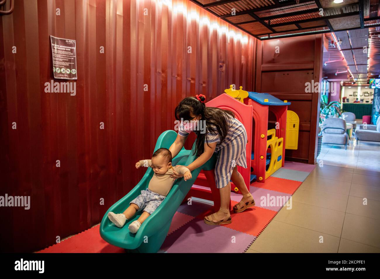 L'hôtel Qubica est situé à Gading Serpong, dans le sud de Tangerang, à Banten, en Indonésie, et commence à connaître une augmentation du nombre de visiteurs après la diminution de la pandémie COVID-19. L'hôtel, qui est composé d'un total de 174 conteneurs usagés, a connu une augmentation du nombre de visiteurs de 50% depuis août 2021, lorsque les cas de la pandémie COVID-19 en Indonésie ont diminué avec des prix des chambres variant de 20 USD à 90 USD. (Photo par Donal Husni/NurPhoto) Banque D'Images