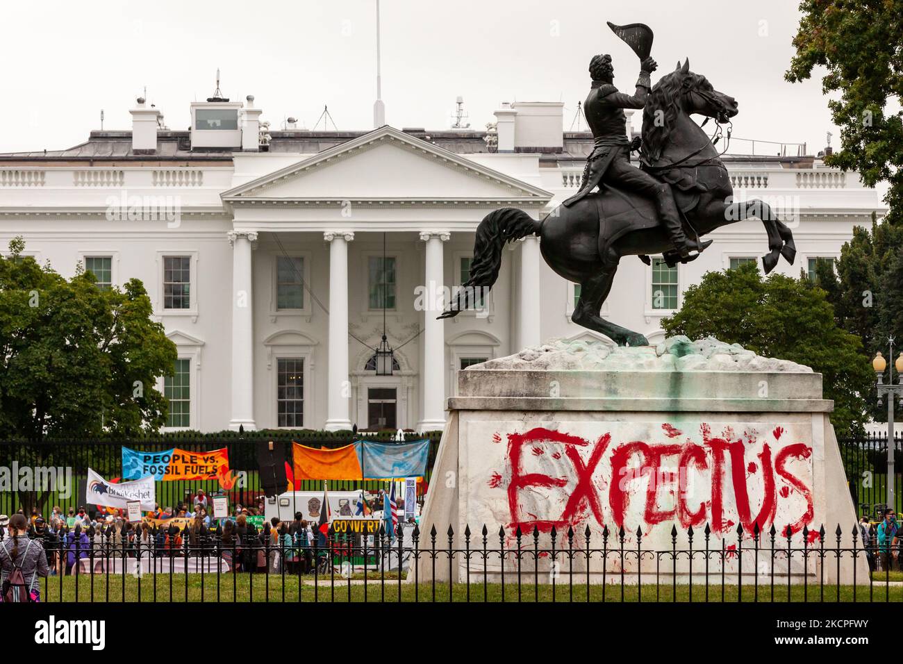 Le message « Trouvez-nous » écrit par des manifestants amérindiens reste sur la statue d'Andrew Jackson à Lafayette Park le deuxième jour des manifestations à la Maison Blanche contre l'utilisation continue des combustibles fossiles, le deuxième jour d'une semaine d'action organisée par People vs. Fossil Fuels. Les manifestants ont deux exigences majeures de l'Administration Biden : cesser d'approuver des projets d'infrastructure de combustibles fossiles et mener une transformation des énergies renouvelables. (Photo d'Allison Bailey/NurPhoto) Banque D'Images