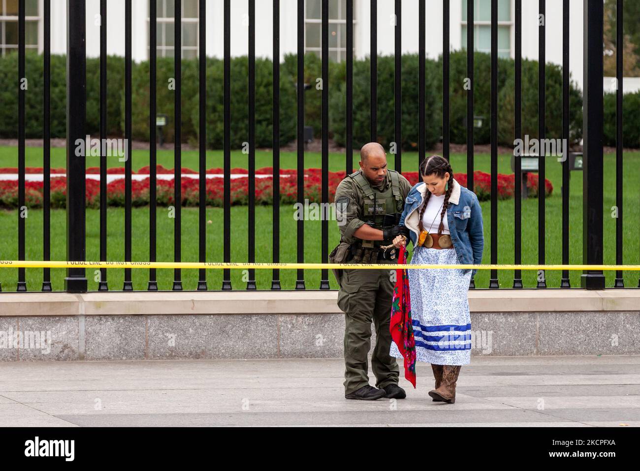 Le militant climatique Morning Star est le dernier manifestant arrêté lors d'une action de désobéissance civile à la Maison Blanche contre l'utilisation continue des combustibles fossiles, le deuxième jour d'une semaine d'action organisée par People vs. Fossil Fuels. Les manifestants ont deux exigences majeures de l'Administration Biden : cesser d'approuver des projets d'infrastructure de combustibles fossiles et mener une transformation des énergies renouvelables. (Photo d'Allison Bailey/NurPhoto) Banque D'Images