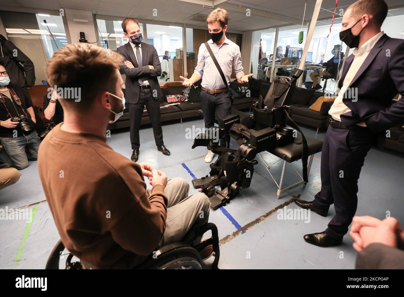 Le Junior ministre français de la transition numérique et de la communication électronique, Cedric O, observe une démonstration et teste l'exosquelette ''Atalante'' de la société française Wanderraft, un exosquelette auto-équilibré pour l'hôpital conçu pour imiter la marche humaine, au siège de Wanderraft à Paris, sur 12 octobre 2021. (Photo de Michel Stoupak/NurPhoto) Banque D'Images