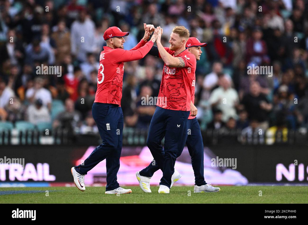 Ben Stokes, en Angleterre, réagit avec Liam Livingston (à gauche) après le renvoi du batter sri-lankais Kusal Mendis lors du match de la coupe du monde T20 au Sydney Cricket Ground, à Sydney. Date de la photo: Samedi 5 novembre 2022. Banque D'Images