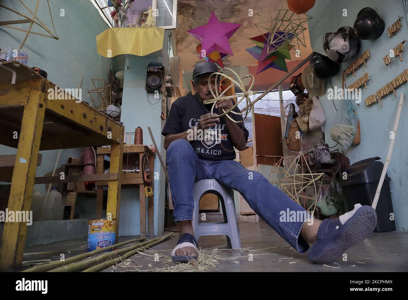 David Galicia, un artisan de la colonia la Magdalena Tizic, situé à San Pedro Tláhuac, Mexico, répare les étoiles de l'âme et les citrouilles en papier chinois pour accueillir les fidèles partis à la veille du jour des morts au Mexique. Selon la croyance, elle est attribuée à la tradition catholique d'exécuter un novenario avant l'arrivée des âmes, tandis que d'autres se réfèrent aux 9 niveaux du Mictlan par lesquels les âmes passent pour atteindre la fin du monde et rejoindre l'univers. (Photo de Gerardo Vieyra/NurPhoto) Banque D'Images