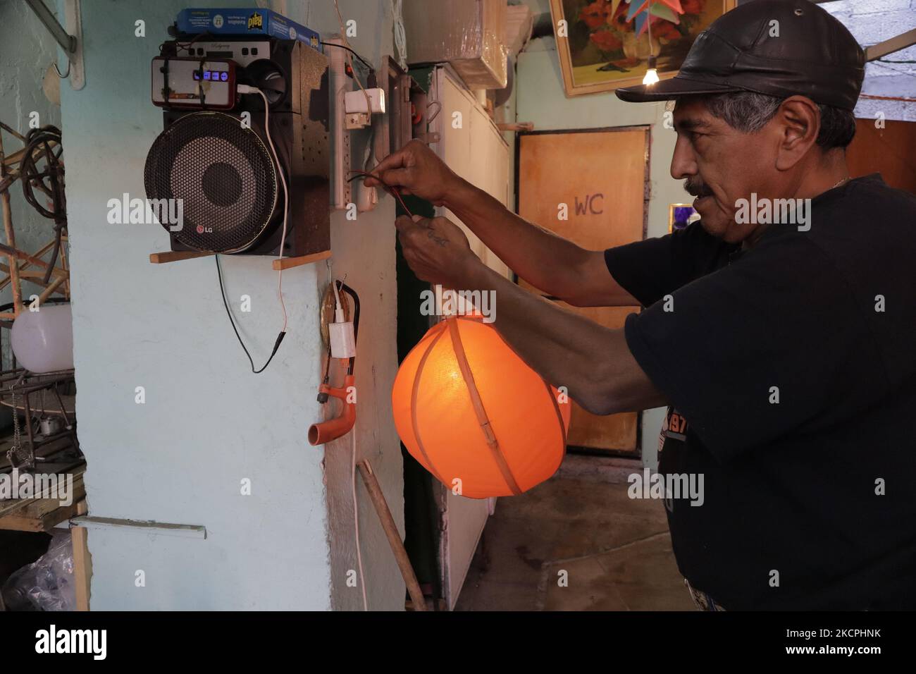 David Galicia, un artisan de la colonia la Magdalena Tizic, situé à San Pedro Tláhuac, Mexico, fabrique et répare des gourdes de roseau avec du papier chinois, pour accueillir les fidèles partis à la veille du jour des morts au Mexique. Selon la croyance, elle est attribuée à la tradition catholique d'exécuter un novenario avant l'arrivée des âmes, tandis que d'autres se réfèrent aux 9 niveaux du Mictlan par lesquels les âmes passent pour atteindre la fin du monde et rejoindre l'univers. (Photo de Gerardo Vieyra/NurPhoto) Banque D'Images