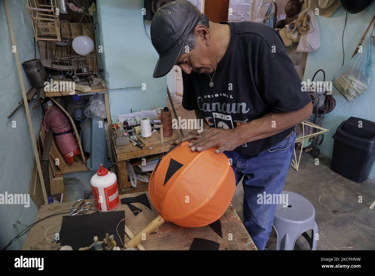 David Galicia, un artisan de la colonia la Magdalena Tizic, situé à San Pedro Tláhuac, Mexico, fabrique et répare des gourdes de roseau avec du papier chinois, pour accueillir les fidèles partis à la veille du jour des morts au Mexique. Selon la croyance, elle est attribuée à la tradition catholique d'exécuter un novenario avant l'arrivée des âmes, tandis que d'autres se réfèrent aux 9 niveaux du Mictlan par lesquels les âmes passent pour atteindre la fin du monde et rejoindre l'univers. (Photo de Gerardo Vieyra/NurPhoto) Banque D'Images