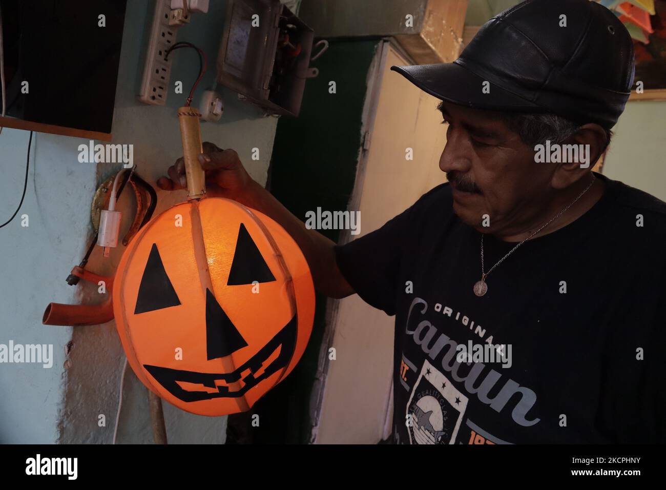 David Galicia, un artisan de la colonia la Magdalena Tizic, situé à San Pedro Tláhuac, Mexico, fabrique et répare des gourdes de roseau avec du papier chinois, pour accueillir les fidèles partis à la veille du jour des morts au Mexique. Selon la croyance, elle est attribuée à la tradition catholique d'exécuter un novenario avant l'arrivée des âmes, tandis que d'autres se réfèrent aux 9 niveaux du Mictlan par lesquels les âmes passent pour atteindre la fin du monde et rejoindre l'univers. (Photo de Gerardo Vieyra/NurPhoto) Banque D'Images