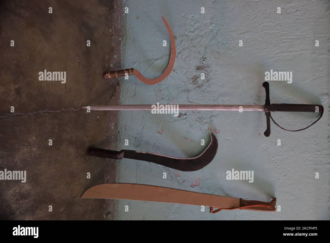 Artisanat de David Galicia, un artisan de la colonia la Magdalena Tizic, situé à San Pedro Tláhuac, Mexico, qui fabrique et répare des gourdes de roseau avec du papier chinois et d'autres produits, pour accueillir les fidèles partis à la veille du jour des morts au Mexique. Selon la croyance, elle est attribuée à la tradition catholique d'exécuter un novenario avant l'arrivée des âmes, tandis que d'autres se réfèrent aux 9 niveaux du Mictlan par lesquels les âmes passent pour atteindre la fin du monde et rejoindre l'univers. (Photo de Gerardo Vieyra/NurPhoto) Banque D'Images