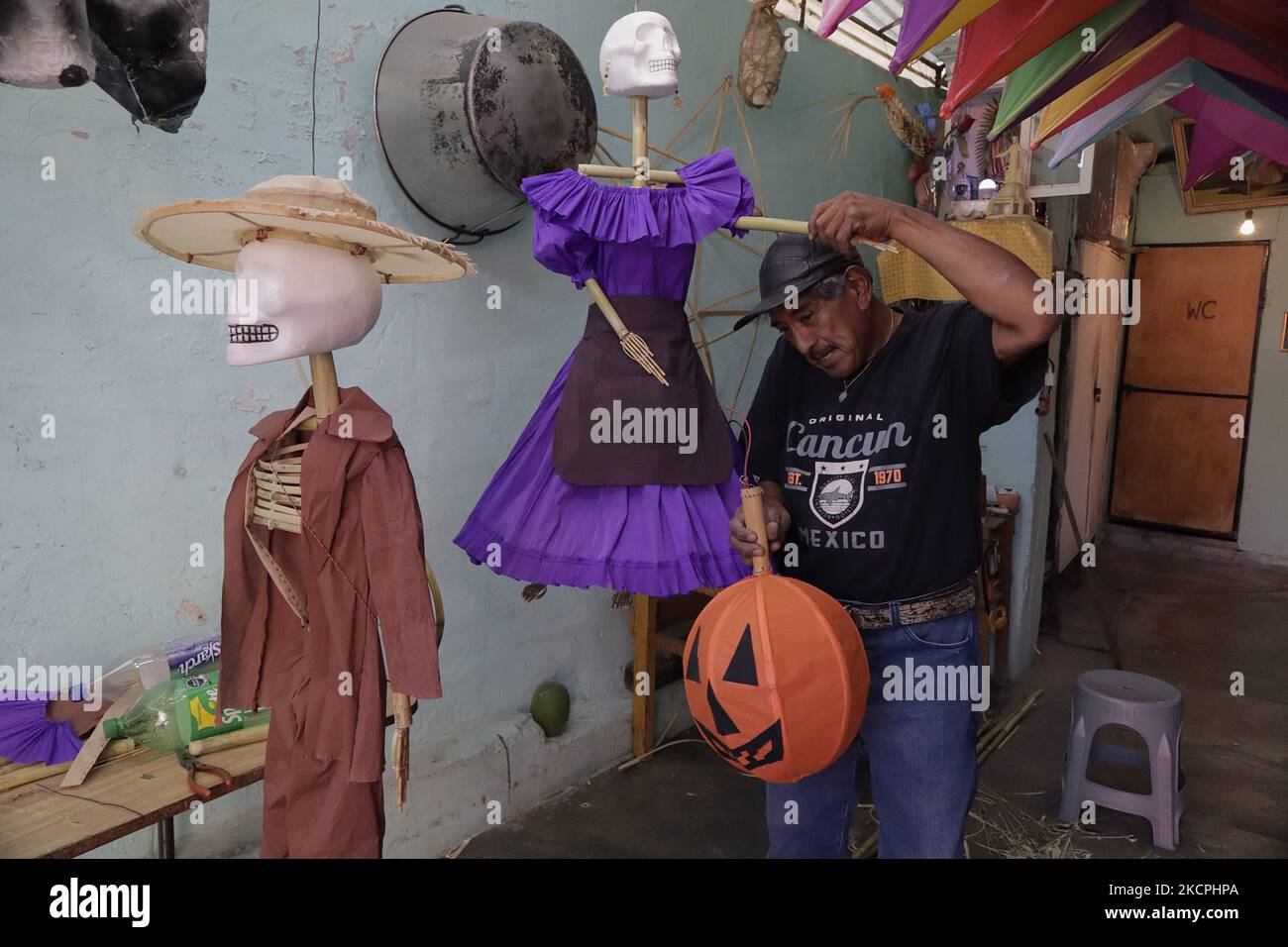 David Galicia, un artisan de la colonia la Magdalena Tizic, situé à San Pedro Tláhuac, Mexico, fabrique et répare des gourdes de roseau avec du papier chinois, pour accueillir les fidèles partis à la veille du jour des morts au Mexique. Selon la croyance, elle est attribuée à la tradition catholique d'exécuter un novenario avant l'arrivée des âmes, tandis que d'autres se réfèrent aux 9 niveaux du Mictlan par lesquels les âmes passent pour atteindre la fin du monde et rejoindre l'univers. (Photo de Gerardo Vieyra/NurPhoto) Banque D'Images