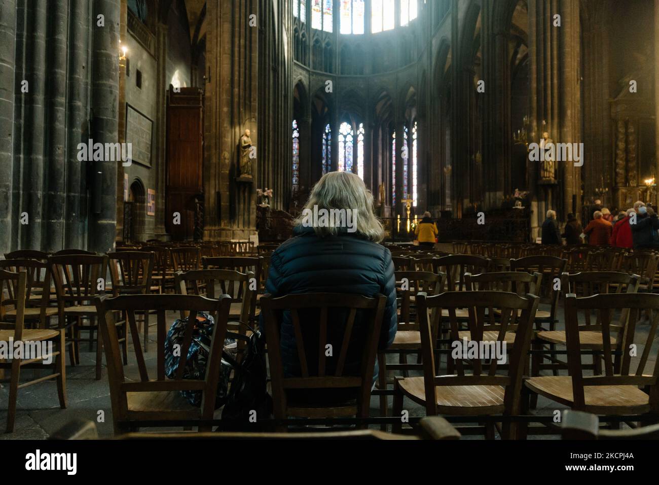 Une femme prie à l'intérieur de la cathédrale, à Clermont-Ferrand, en France, sur 12 octobre 2021. (Photo par Adrien Fillon/NurPhoto) Banque D'Images