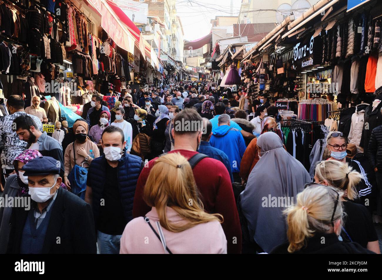 Les gens marchent dans le célèbre bazar de Tahtakale à Istanbul, Turquie, 14 octobre 2021. Après la rencontre entre le Président Erdo?an et le Président de la Banque centrale de la République de Turquie (CBRT), ?ahap Kavc?o?lu, le dollar a été échangé à 9,19 liras, le plus haut niveau de l'histoire, à la suite du licenciement de 3 membres de la CBRT. (Photo par Umit Turhan Coskun/NurPhoto) Banque D'Images