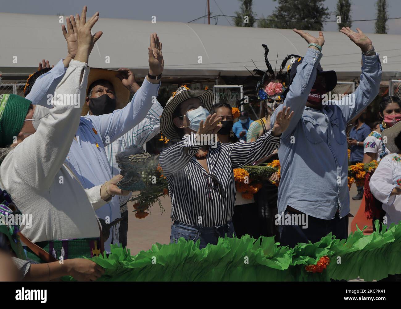 Au centre, Marina Robles, secrétaire à l'Environnement de Mexico, à l'intérieur du marché Acuexcomatl de San Luis Tlaxialtemalco, Xochimilco, Au cours du rituel du tabagisme et de l'inauguration de la vente de la Fleur de Cempasúchitl en vue de l'urgence sanitaire par le COVID-19 et le feu de circulation épidémiologique dans la capitale à la veille des festivités du jour des morts au Mexique sur 1 novembre et 2. (Photo de Gerardo Vieyra/NurPhoto) Banque D'Images