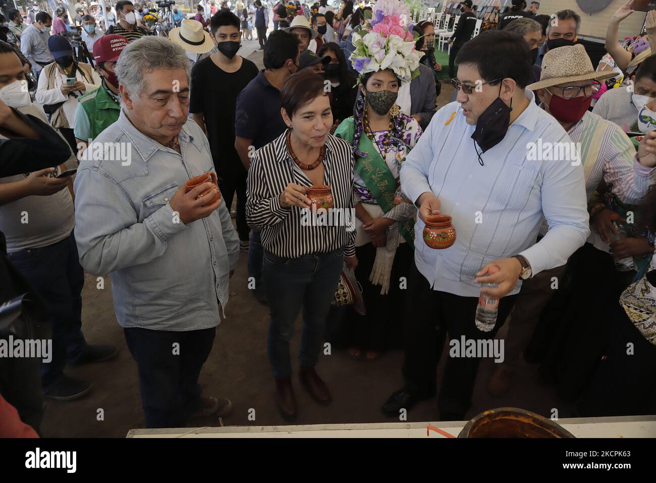 Au centre, Marina Robles, secrétaire de l'Environnement de Mexico, et José Carlos Acosta Ruíz (à droite), maire de Xochimilco, à l'intérieur du marché Acuexcomatl de San Luis Tlaxialtemalco à Mexico, Lors de l'inauguration de la vente de la Fleur de Cempasúchitl face à l'urgence sanitaire de la COVID-19 et du feu de circulation épidémiologique dans la capitale à la veille des festivités du jour des morts au Mexique sur 1 novembre et 2. (Photo de Gerardo Vieyra/NurPhoto) Banque D'Images