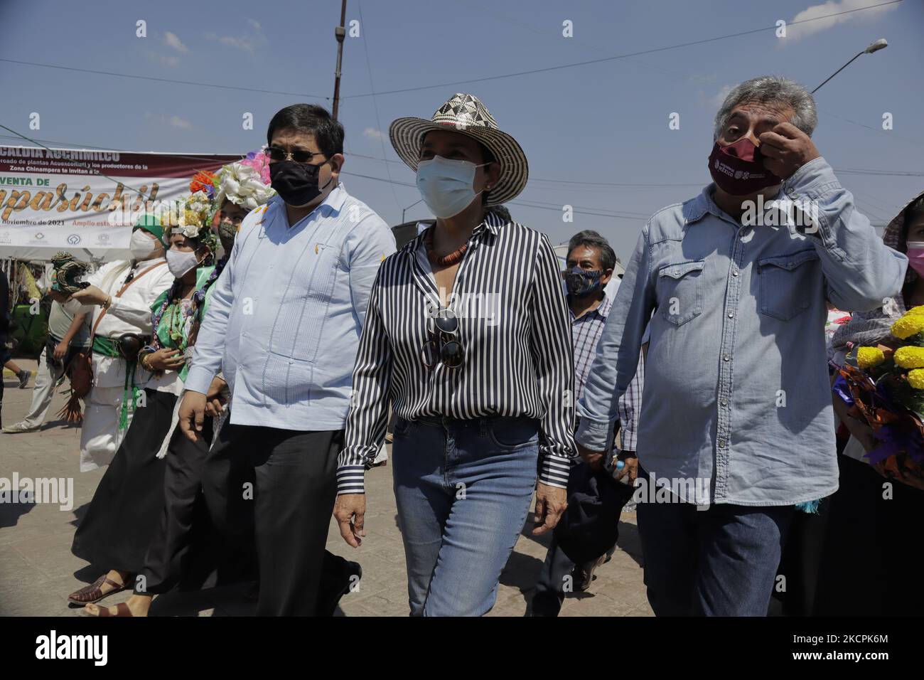 Au centre, Marina Robles, secrétaire de l'Environnement de Mexico, à l'intérieur du marché Acuexcomatl à San Luis Tlaxialtemalco, Xochimilco, Lors de l'inauguration de la vente de fleurs Cempasúchitl en vue de l'urgence sanitaire COVID-19 et du feu de circulation épidémiologique dans la capitale à la veille des festivités du jour des morts au Mexique sur 1 novembre et 2. (Photo de Gerardo Vieyra/NurPhoto) Banque D'Images