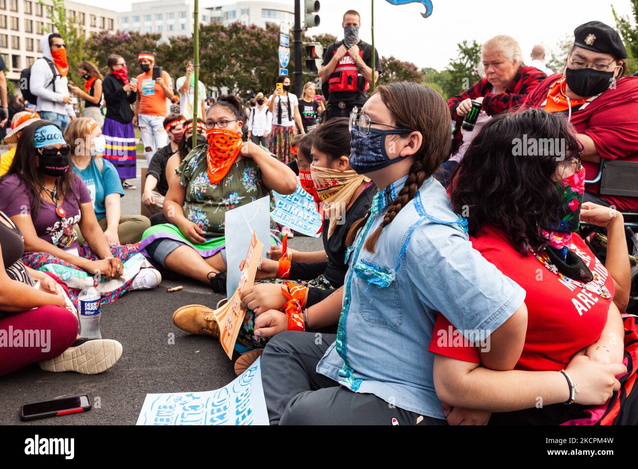 Les militants et alliés des États-Unis pour le climat sont arrêtés au Capitole lors d'une action de désobéissance civile menée par la jeunesse contre l'utilisation continue des combustibles fossiles, le cinquième et dernier jour d'une semaine d'action organisée par People vs. Fossil Fuels. Les manifestants ont deux exigences majeures de l'Administration Biden : cesser d'approuver des projets d'infrastructure de combustibles fossiles et mener une transformation des énergies renouvelables. (Photo d'Allison Bailey/NurPhoto) Banque D'Images