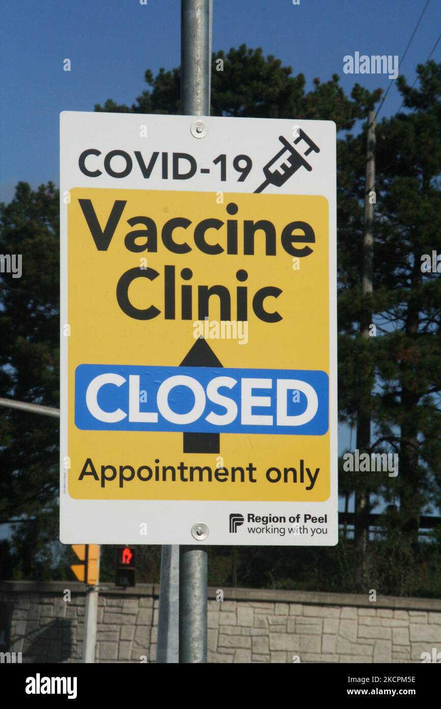 Signe indiquant qu'une clinique de vaccination de masse COVID-19 est fermée pendant la pandémie du nouveau coronavirus (COVID-19) à Mississauga, Ontario, Canada, on 30 juillet, 2021. de nombreuses cliniques de vaccination de masse ont été fermées car les villes commencent maintenant à se concentrer sur des sites de vaccination plus ciblés et des cliniques de vaccination pop-up dans les zones de la communauté avec des taux de vaccination faibles. (Photo de Creative Touch Imaging Ltd./NurPhoto) Banque D'Images