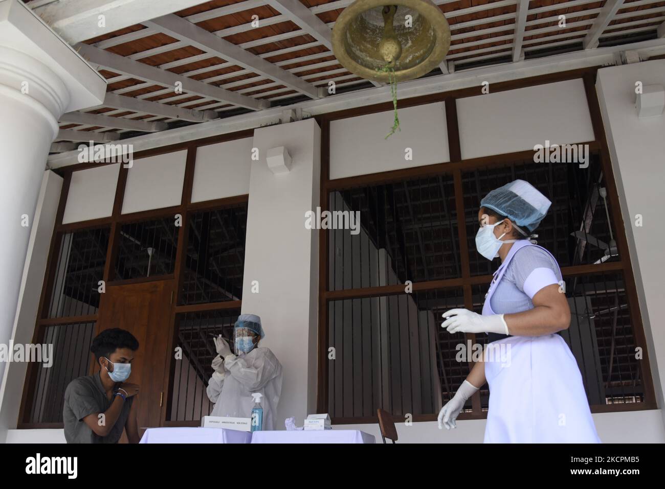 Un agent de santé sri-lankais prépare son équipement dans le centre de vaccination près de Colombo, Sri Lanka 15 octobre 2021 (photo d'Akila Jayawardana/NurPhoto) Banque D'Images