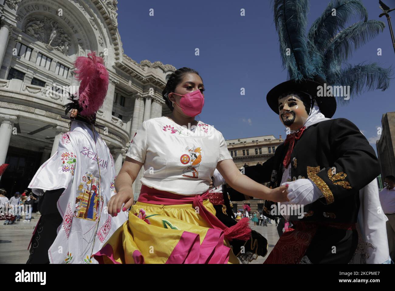 Des danseurs de Tlaxcala et Puebla, exécutent la danse des Huehues sur l'esplanade du Palais des Beaux-Arts de Mexico, à l'occasion de la Foire de l'Artisan pendant l'urgence sanitaire de la COVID-19 et l'annonce récente d'un feu vert de circulation épidémiologique dans la capitale. La danse des huehues est une tradition mexicaine avec une grande popularité dans Puebla et Tlaxcala, dont l'origine est pré-hispanique; ils sont nés dans le 17th siècle comme une moquerie de la façon de s'habiller des propriétaires fonciers. (Photo de Gerardo Vieyra/NurPhoto) Banque D'Images