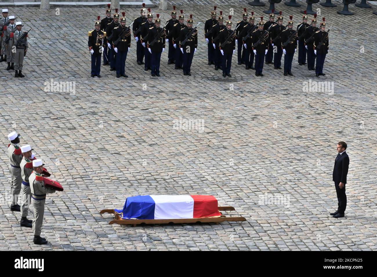 Le président français Emmanuel Macron rend hommage devant le cercueil de Hubert Germain - le dernier compagnon de la libération de la Seconde Guerre mondiale - à l'Hôtel des Invalides à Paris - 15 octobre 2021. (Photo de Daniel Pier/NurPhoto) Banque D'Images