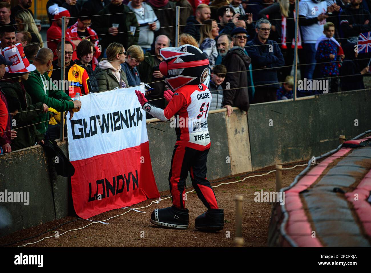 Bel;le vue Mascot Chase l'As avec les fans polonais pendant le Monster Energy FIM Speedway of Nations au National Speedway Stadium, Manchester, le samedi 16th octobre 2021. (Photo de Ian Charles/MI News/NurPhoto) Banque D'Images