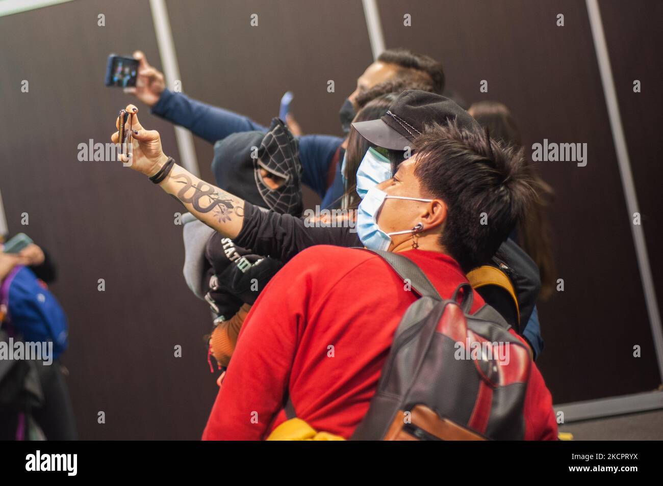 Les gens prennent des photos et des selfies avec les sculptures des personnages de films d'horreur pendant le troisième jour du SOFA (salon de Ocio y la Fantasia) 2021, une foire destinée au public geek en Colombie qui mélange Cosplay, jeux, super héros et fans de cinéma de toute la Colombie, à Bogota, Colombie sur 14 octobre 2021. (Photo par Sebastian Barros/NurPhoto) Banque D'Images