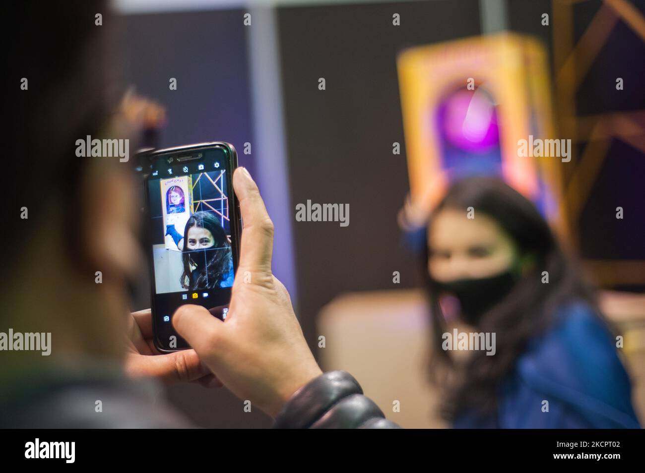 Les gens prennent des photos et des selfies avec les sculptures des personnages de films d'horreur pendant le troisième jour du SOFA (salon de Ocio y la Fantasia) 2021, une foire destinée au public geek en Colombie qui mélange Cosplay, jeux, super héros et fans de cinéma de toute la Colombie, à Bogota, Colombie sur 14 octobre 2021. (Photo par Sebastian Barros/NurPhoto) Banque D'Images