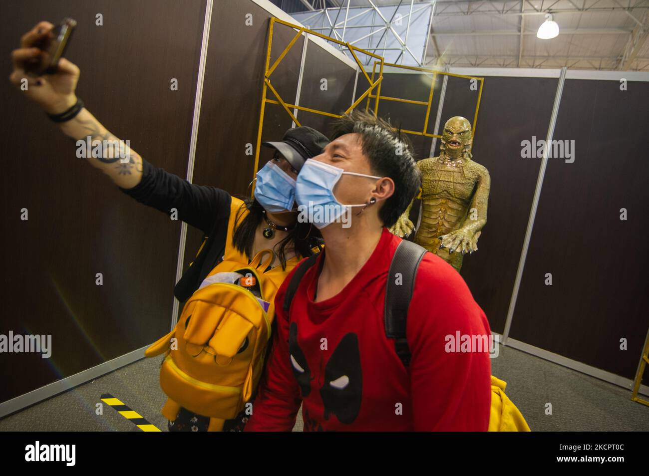 Les gens prennent des photos et des selfies avec les sculptures des personnages de films d'horreur pendant le troisième jour du SOFA (salon de Ocio y la Fantasia) 2021, une foire destinée au public geek en Colombie qui mélange Cosplay, jeux, super héros et fans de cinéma de toute la Colombie, à Bogota, Colombie sur 14 octobre 2021. (Photo par Sebastian Barros/NurPhoto) Banque D'Images