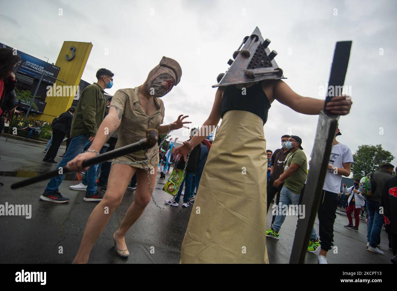 Un couple cosplay personnages de la franchise de jeux vidéo Horror Silent Hill, chef de pyramide et infirmière pendant le troisième jour de The SOFA (salon del Ocio y la Fantasia) 2021, une foire destinée au public geek en Colombie qui mélange Cosplay, jeux, super héros et fans de cinéma de toute la Colombie, à Bogota, Colombie sur 14 octobre 2021. (Photo par Sebastian Barros/NurPhoto) Banque D'Images