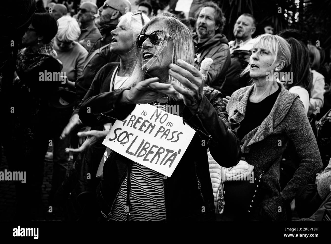 Des manifestants avec des pancartes contre l'obligation du GreenPass. Aucun VAX et aucun passager du col vert n'ont protesté à Padoue, en Italie, sur 16 octobre 2021, dans le contexte de la pandémie du coronavirus. L'Italie impose l'utilisation du « Green Pass » sur tous les lieux de travail. La semaine dernière, un groupe de manifestants anti-vaccin, dont le parti d'extrême droite Forza Nuova, a provoqué le chaos à Rome. (Photo de Roberto Silvino/NurPhoto) Banque D'Images