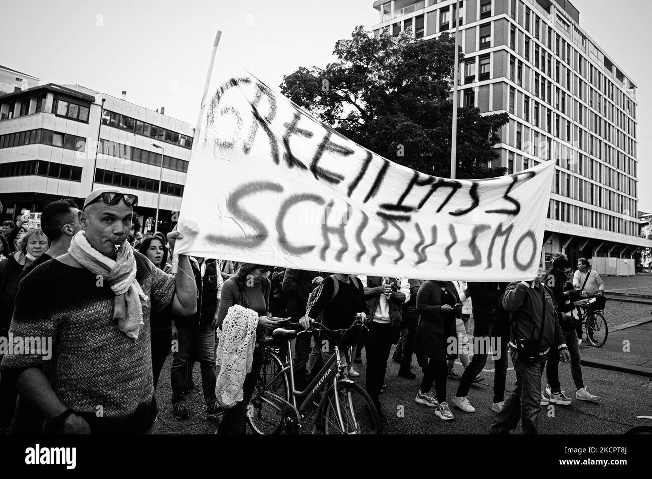 Des manifestants avec des pancartes contre l'obligation du GreenPass. Aucun VAX et aucun passager du col vert n'ont protesté à Padoue, en Italie, sur 16 octobre 2021, dans le contexte de la pandémie du coronavirus. L'Italie impose l'utilisation du « Green Pass » sur tous les lieux de travail. La semaine dernière, un groupe de manifestants anti-vaccin, dont le parti d'extrême droite Forza Nuova, a provoqué le chaos à Rome. (Photo de Roberto Silvino/NurPhoto) Banque D'Images