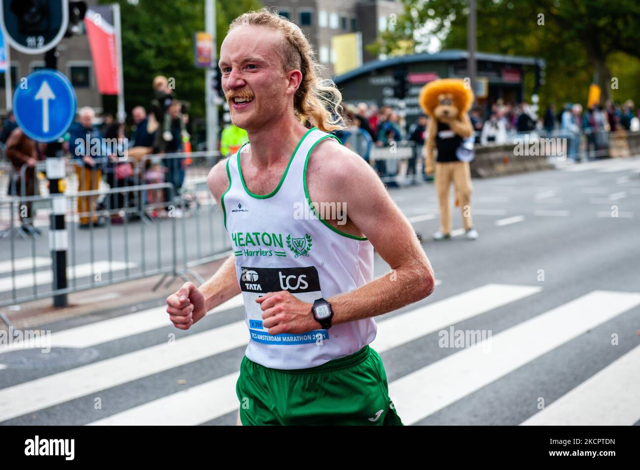 Un des coureurs des derniers kilomètres du marathon du TCS d'Amsterdam, sur 17 octobre 2021. (Photo par Romy Arroyo Fernandez/NurPhoto) Banque D'Images