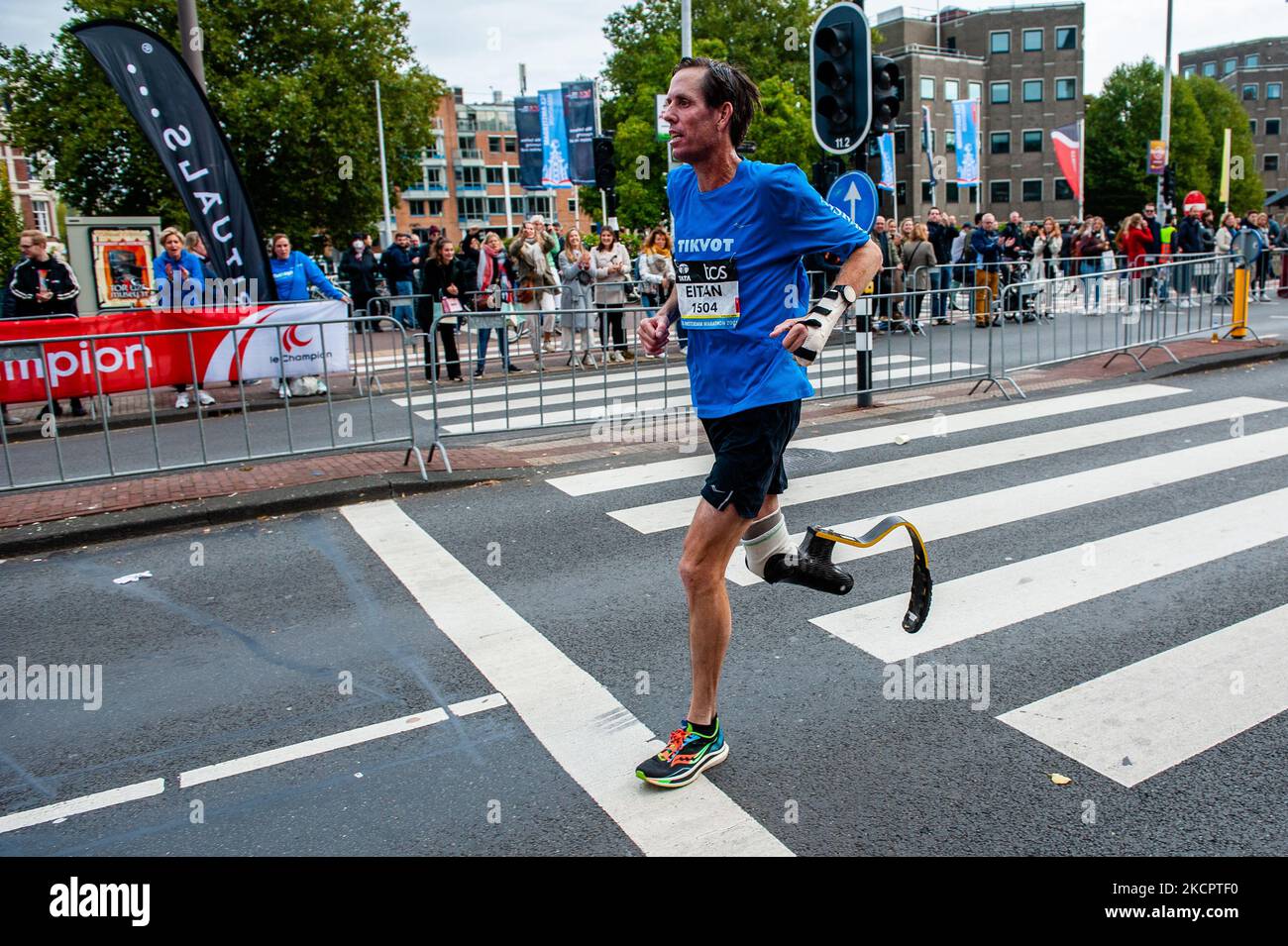 Un coureur avec une jambe prothétique est en train de courir le marathon du TCS d'Amsterdam, sur 17 octobre 2021. (Photo par Romy Arroyo Fernandez/NurPhoto) Banque D'Images