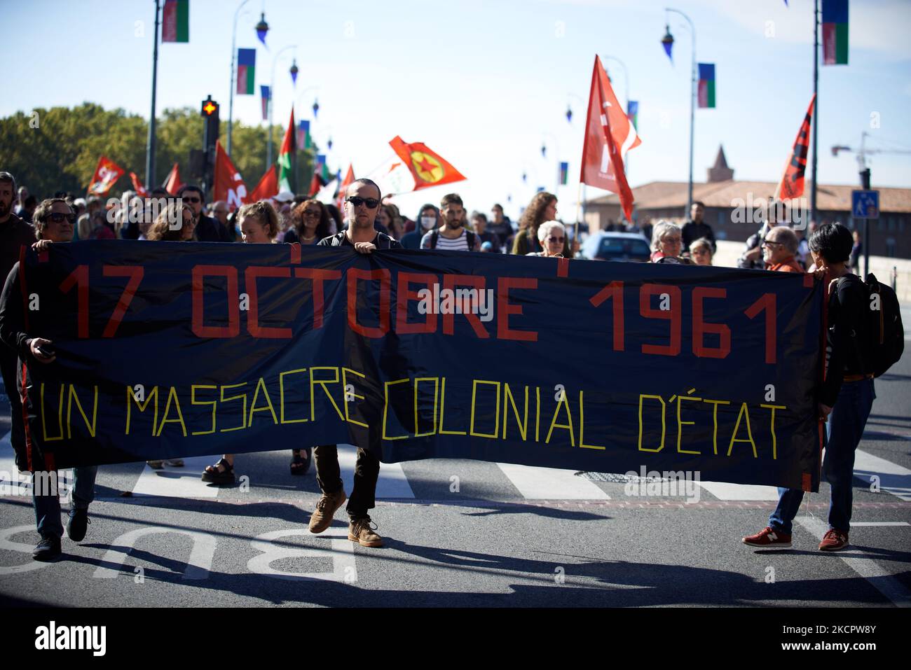 La bannière se lit comme suit : « 17 octobre 1961 a State colonialiste  massacre ». Des dizaines de manifestants marchent jusqu'au commerorat, le  60th anniversaire du massacre de manifestants algériens par