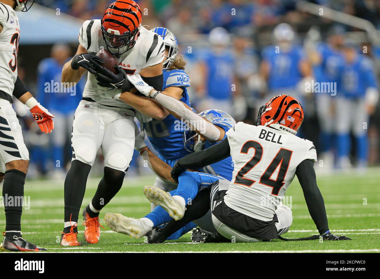 Le linebacker des Bengals de Cincinnati Logan Wilson (55) est attaqué par Detroit Lions Tight End T.J. Hockenson (88)] pendant la première moitié d'un match de football de la NFL à Detroit, Michigan, États-Unis, dimanche, 17 octobre 2021. (Photo de Jorge Lemus/NurPhoto) Banque D'Images