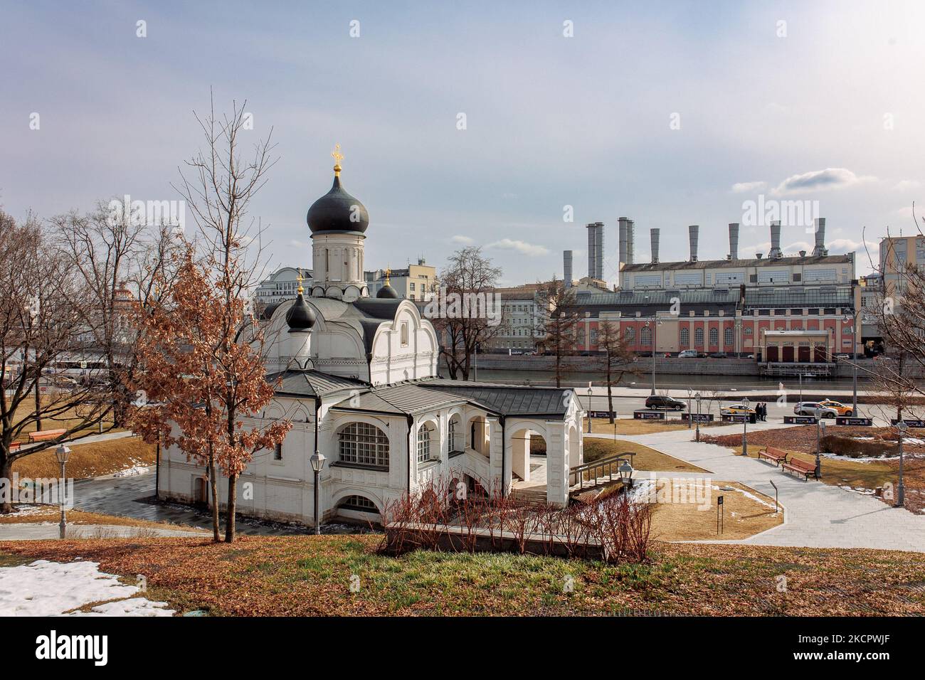 Moscou, Russie - 1 avril 2022 : vue sur le parc Zaryadye à Moscou, Russie. Église de la conception d'Anna Banque D'Images