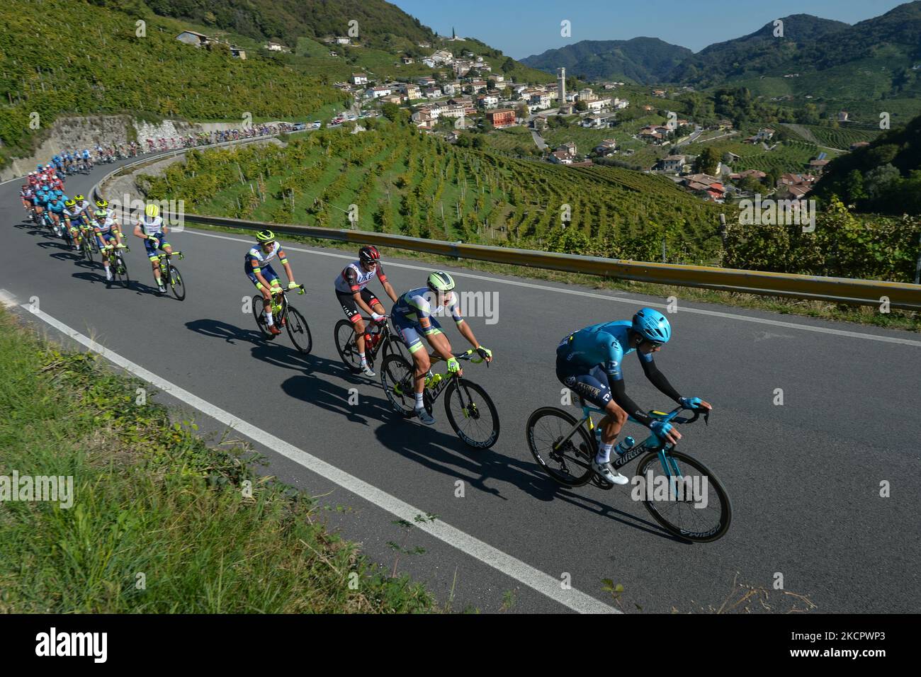 Davide Martinelli d'Italie et Astana - Premier Tech dirige le peloton, lors de la première édition de la Veneto Classic, la course de vélo pro 207km de Venise à Bassano del Grappa, qui s'est tenue dans la région de Vénétie. Le dimanche, 17 octobre 2021, à Bassano del Grappa, Vénétie, Italie. (Photo par Artur Widak/NurPhoto) Banque D'Images