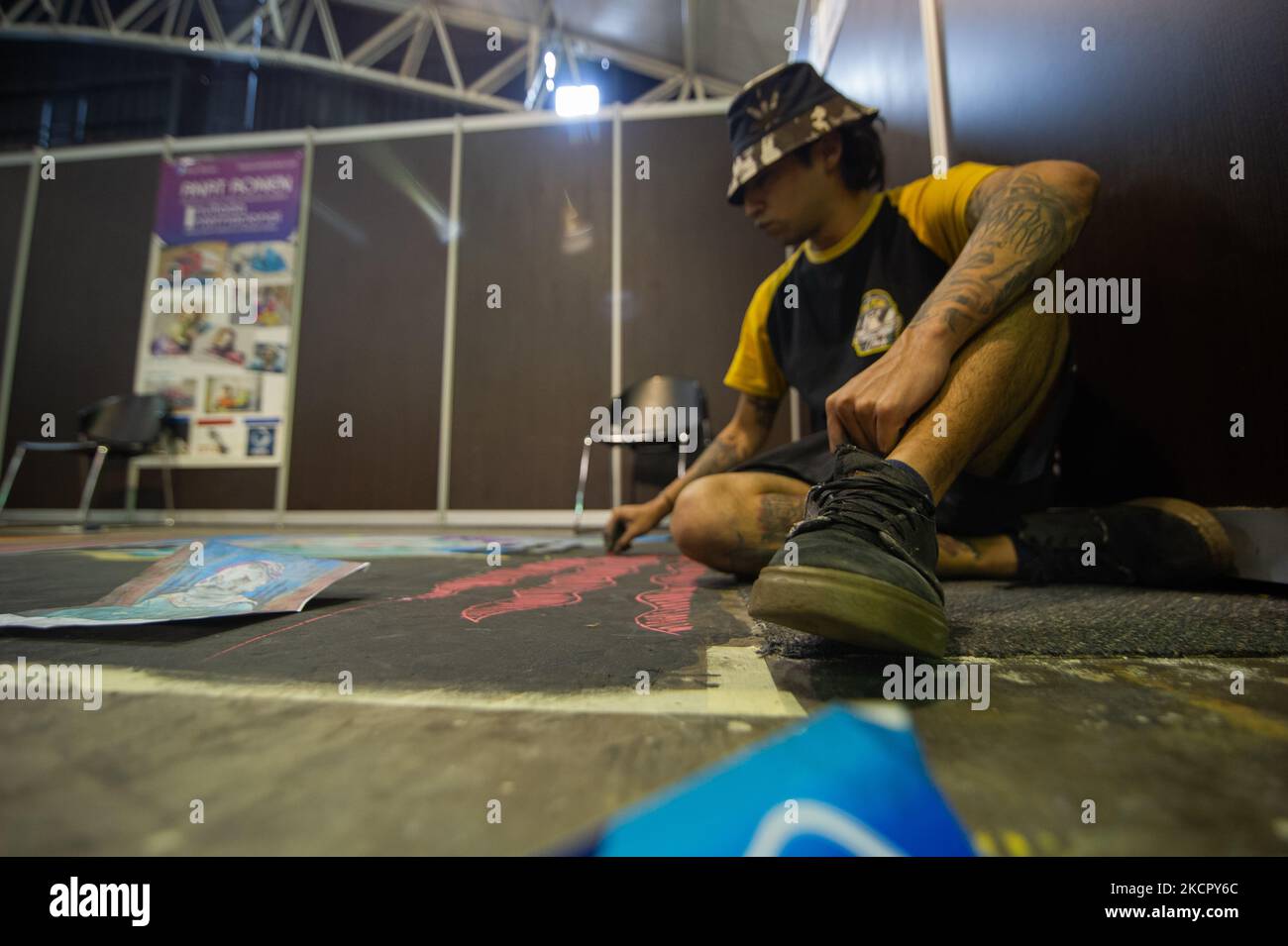 Les artistes font des peintures murales alusives au cinéma et à la bande dessinée sur le terrain pendant le quatrième jour du SOFA (salon de Ocio y la Fantasia) 2021, une foire destinée au public geek en Colombie qui mélange Cosplay, jeux, super héros et fans de cinéma de toute la Colombie, à Bogota, Colombie sur 17 octobre 2021. (Photo par Sebastian Barros/NurPhoto) Banque D'Images