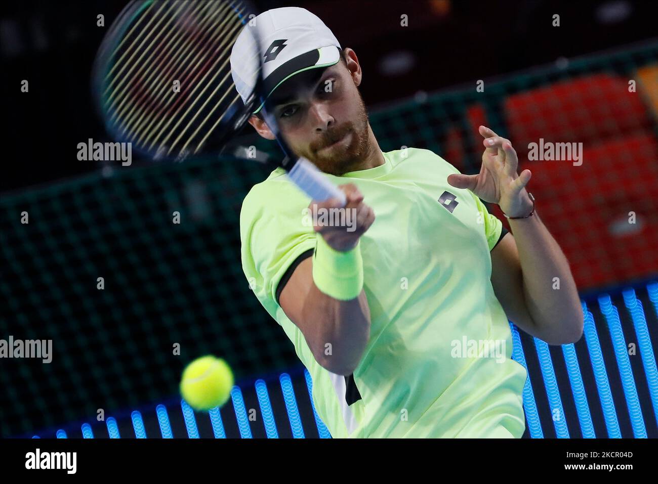 Benjamin Bonzi, de France, retourne le ballon à John Millman, d'Australie, lors du match de tennis de la ronde des hommes de 32 de la coupe du Kremlin ATP 250 de la VTB, Tournoi international de tennis 2021 au Palais de gymnastique Irina Viner-Usmanova à 18 octobre 2021, à Moscou, en Russie. (Photo de Mike Kireev/NurPhoto) Banque D'Images