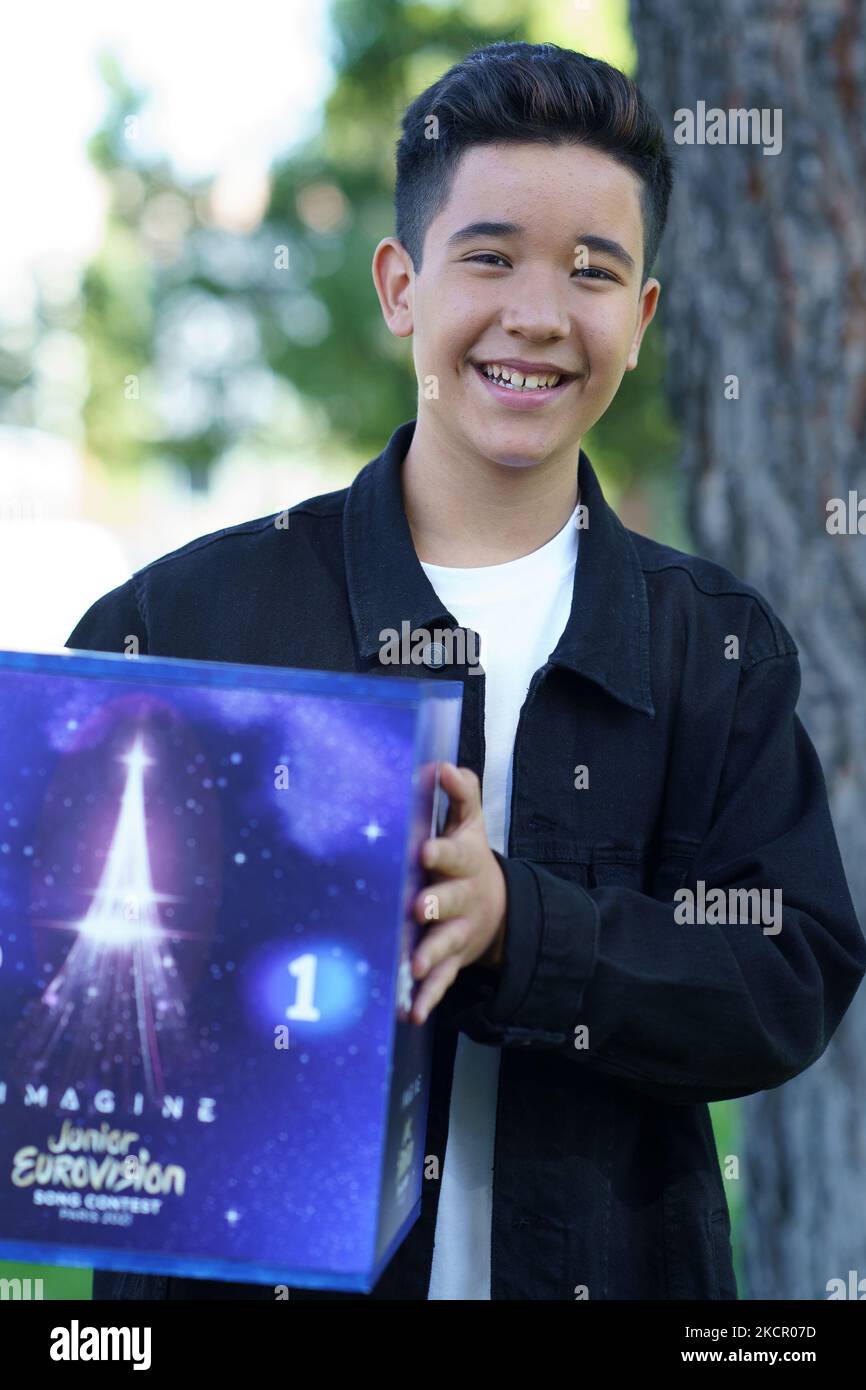 Le chanteur Levi Diaz pose pour les photographes lors de sa présentation en tant que représentant de l'Espagne pour l'Eurovision 2022 aux studios du Prado del Rey sur 18 octobre 2021 à Madrid, en Espagne. (Photo par Oscar Gonzalez/NurPhoto) Banque D'Images