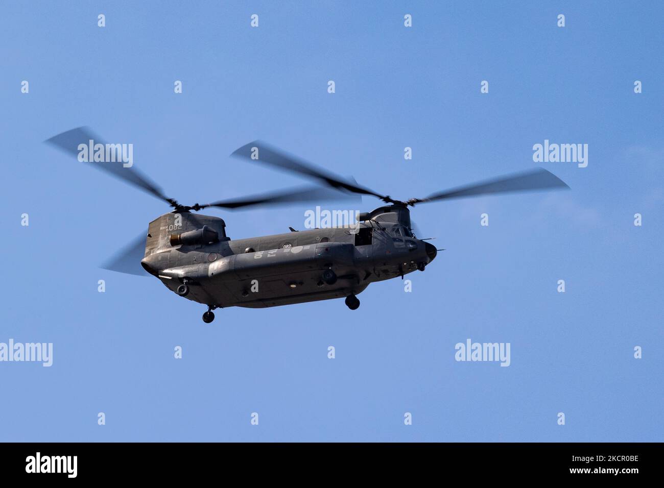 Un hélicoptère chinois CH-47F de la Force aérienne sud-coréenne, fabriqué par Boeing, se produit lors d'un jour de presse pour l'exposition internationale de l'aérospatiale et de la défense (ADEX) de Séoul 2021 à l'aéroport militaire de Seongnam, le 18 octobre 2021, en Corée du Sud. L'ADEX 2021 de Séoul sera ouvert du 19 au 23 octobre. (Photo de Chris Jung/NurPhoto) Banque D'Images