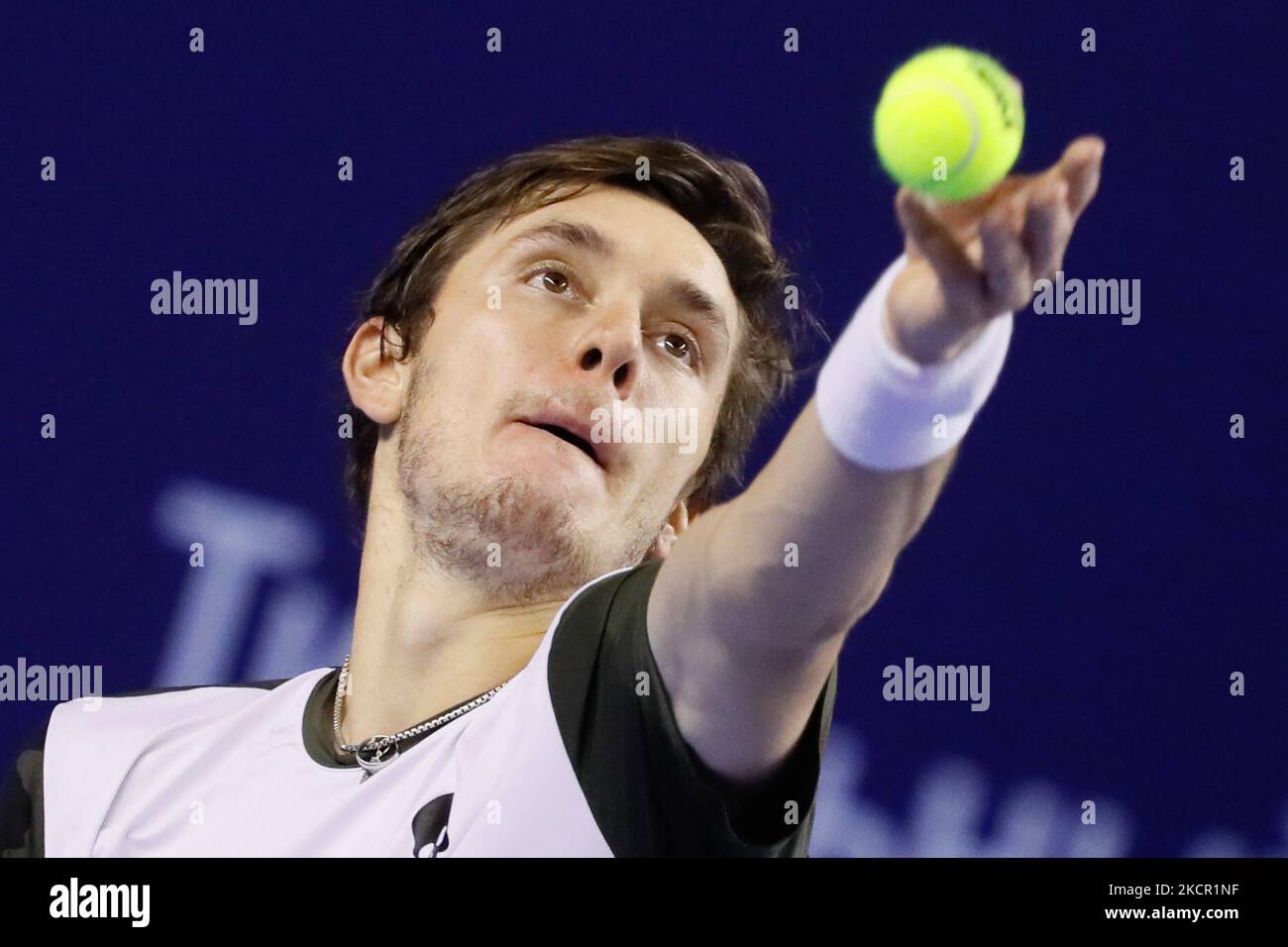 Eegor Gerasimov, de Biélorussie, sert le ballon à Miomir Kecmanovic, de Serbie, lors du match de tennis de la ronde des hommes de 32 de la coupe du Kremlin ATP 250 VTB 2021 Tournoi international de tennis au Palais Luzhniki des Sports sur 19 octobre 2021, à Moscou, en Russie. (Photo de Mike Kireev/NurPhoto) Banque D'Images