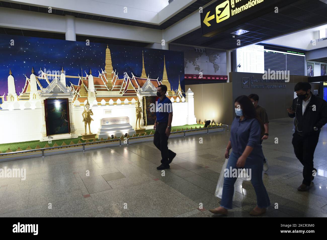 L'aéroport de l'officier passe devant une décoration du Temple du Bouddha d'Émeraude et du Grand Palais, à l'aéroport international Don Mueang à Bangkok, Thaïlande, 20 octobre 2021. (Photo par Anusak Laowilas/NurPhoto) Banque D'Images